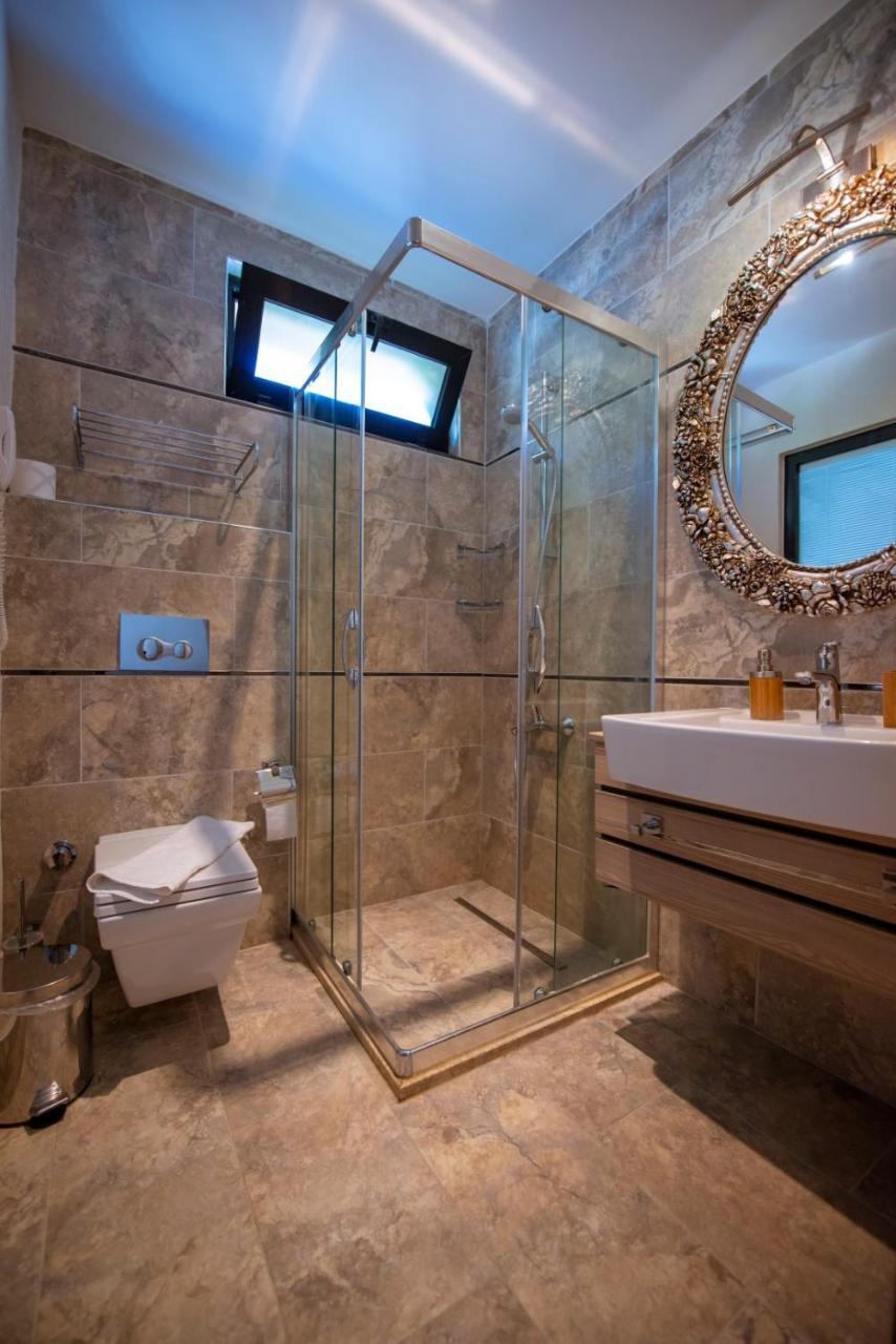 Deluxe Double Room with Side Sea View