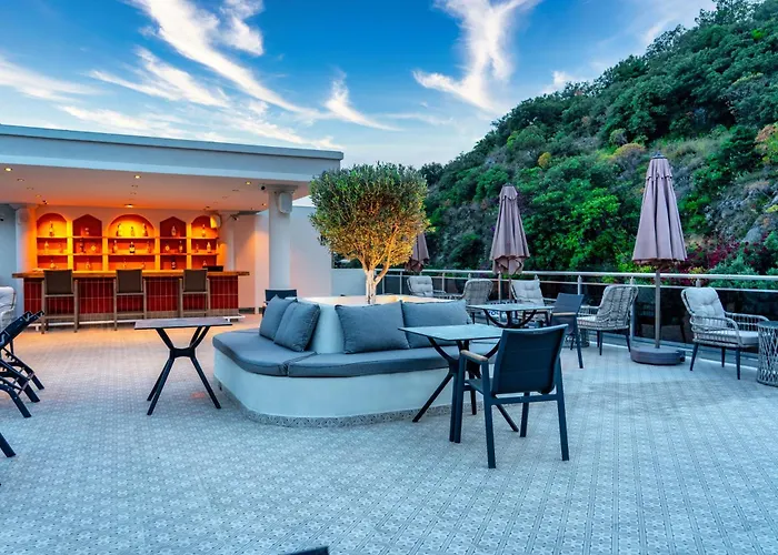 Montebello Deluxe Hotel